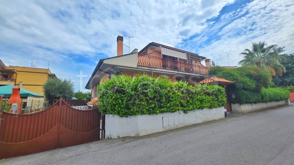 casa indipendente in vendita a Roma in zona Finocchio