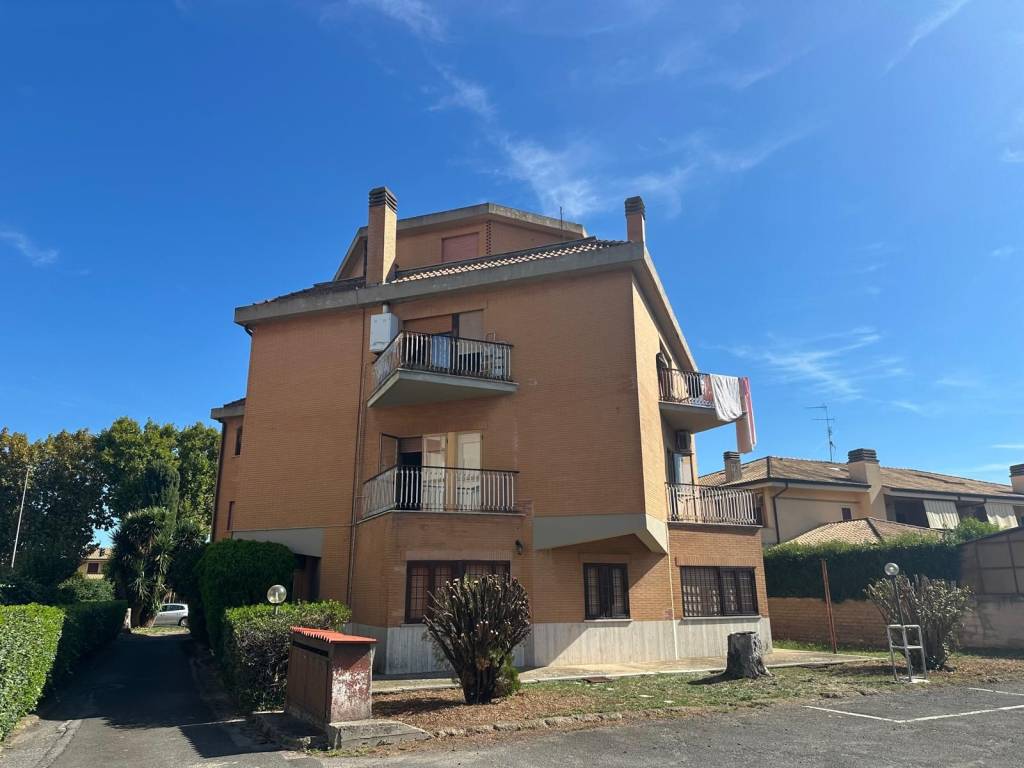 appartamento in vendita a Roma in zona Osteria del Curato