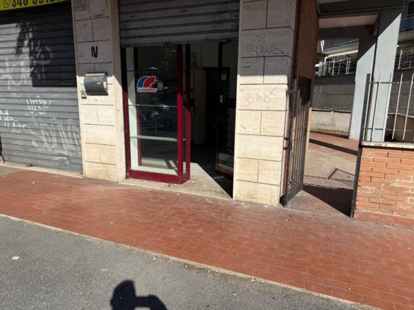 negozio in vendita a Roma in zona Primavalle