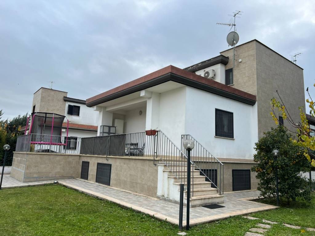 casa indipendente in vendita a Roma in zona Fonte Laurentina