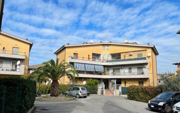 appartamento in vendita a Roma in zona Torre Angela