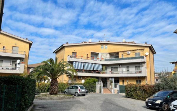 appartamento in vendita a Roma in zona Torre Angela