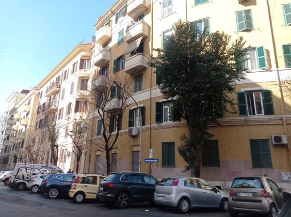 locale commerciale in vendita a Roma in zona Appio Latino