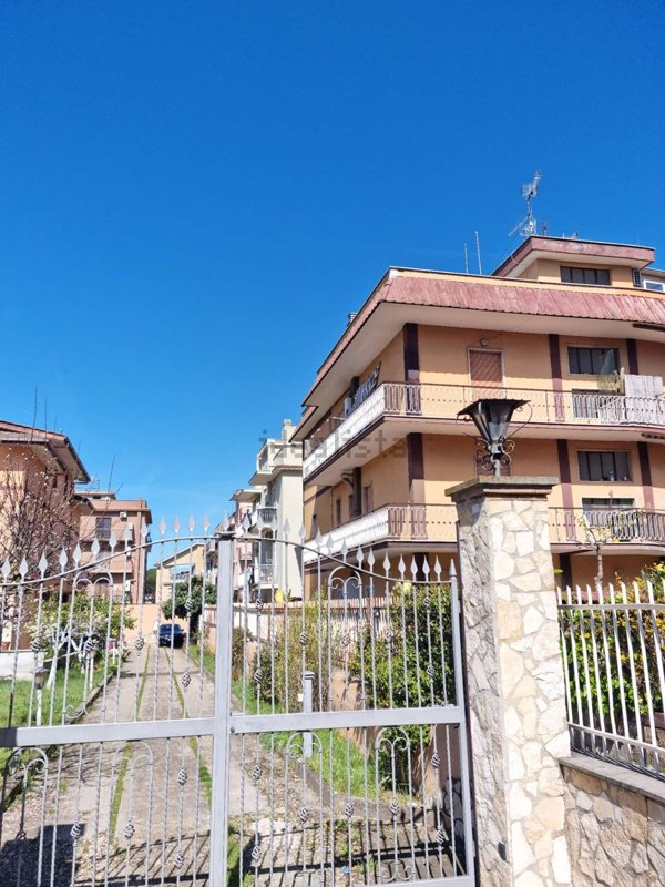 appartamento in vendita a Roma in zona Torre Angela