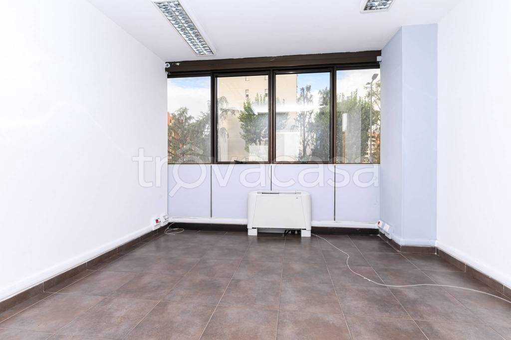 ufficio in vendita a Roma in zona Ponte Mammolo