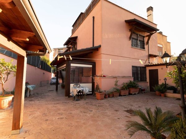 casa indipendente in vendita a Roma in zona Massimina/Casal Lumbroso