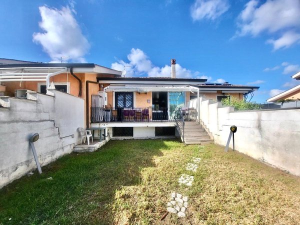 casa indipendente in vendita a Roma in zona Infernetto