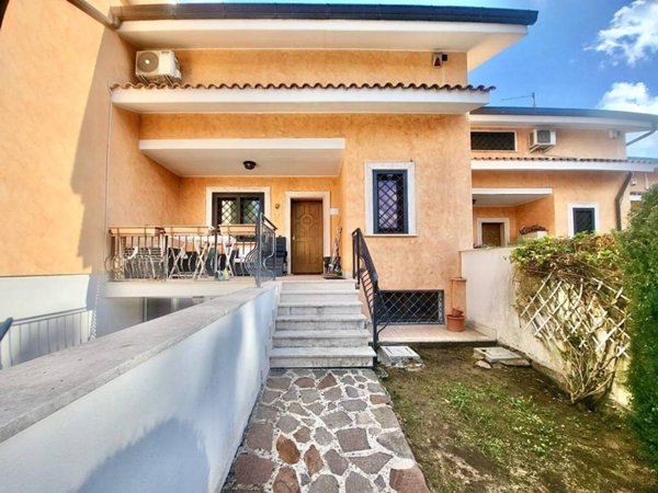casa indipendente in vendita a Roma in zona Castel Fusano