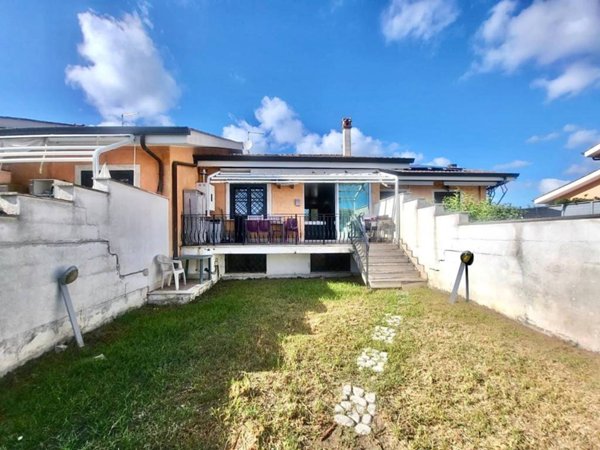 casa indipendente in vendita a Roma in zona Infernetto