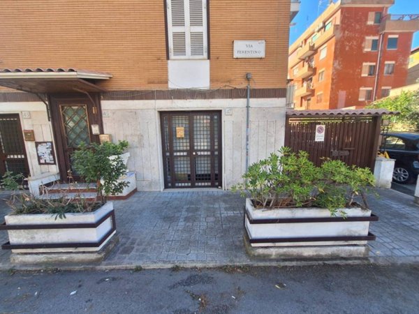 negozio in vendita a Roma in zona Prenestino-Centocelle
