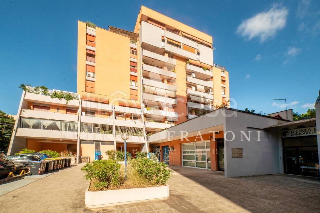 negozio in vendita a Roma in zona Ardeatino