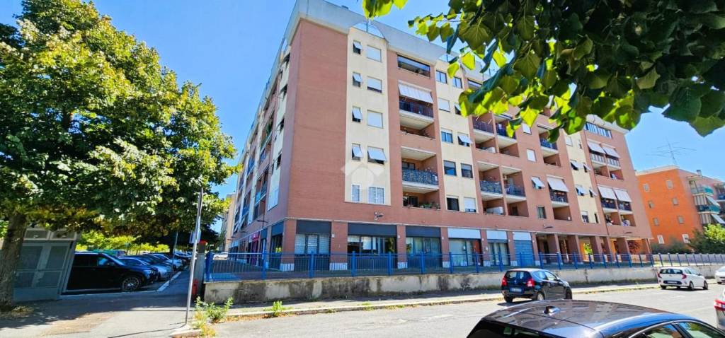 negozio in vendita a Roma in zona Romanina