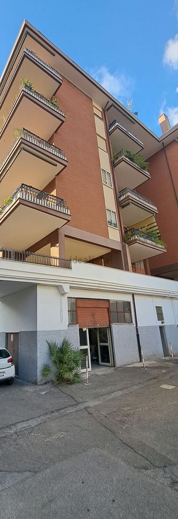 locale di sgombero in vendita a Roma in zona Casal Morena