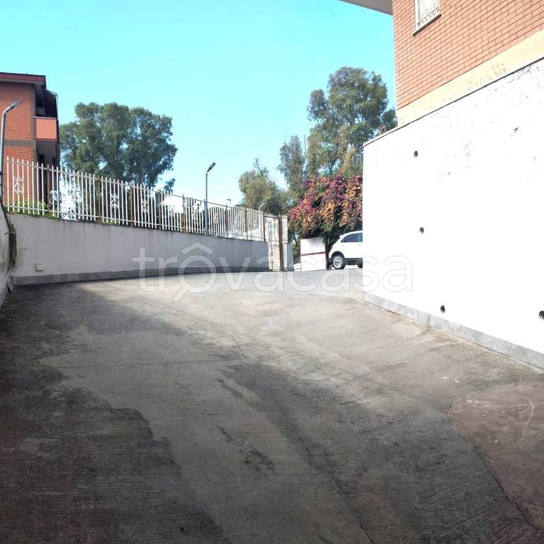 negozio in vendita a Roma in zona Corviale