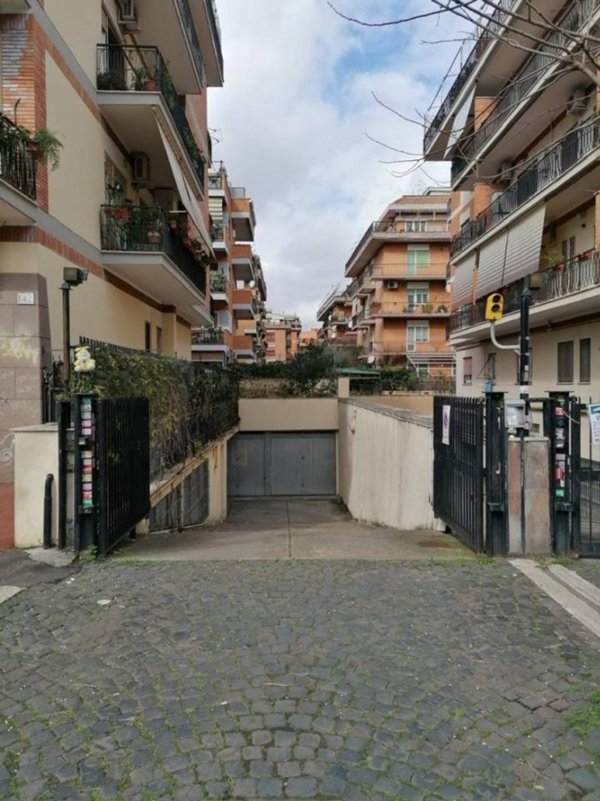 negozio in vendita a Roma in zona Appio Claudio
