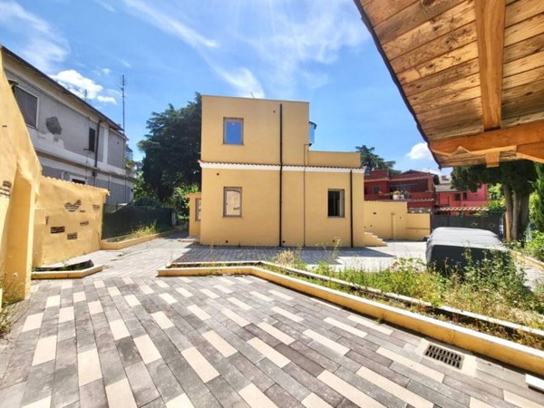 appartamento in vendita a Roma in zona Appio Pignatelli