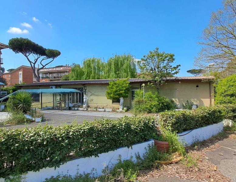locale commerciale in vendita a Roma in zona Appio Pignatelli