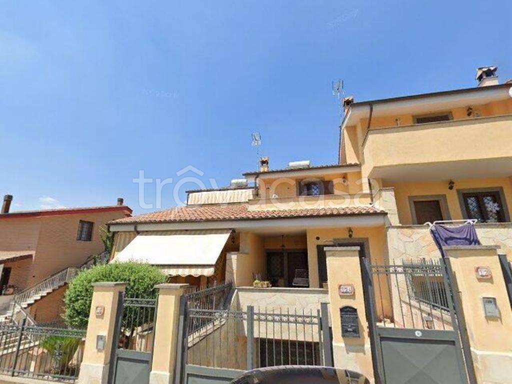 appartamento in vendita a Roma in zona Valle Muricana