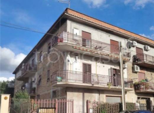 appartamento in vendita a Roma in zona Lago Regillo