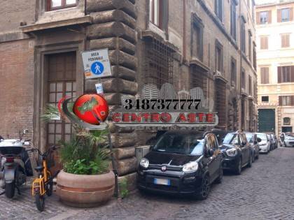 negozio in vendita a Roma in zona Rione di Ponte