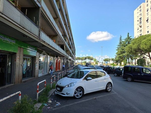 negozio in vendita a Roma in zona Borghesiana