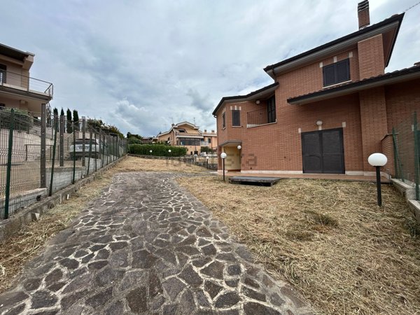 casa indipendente in vendita a Roma in zona Casal Morena