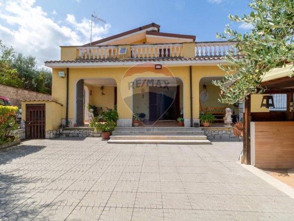 casa indipendente in vendita a Roma in zona Finocchio