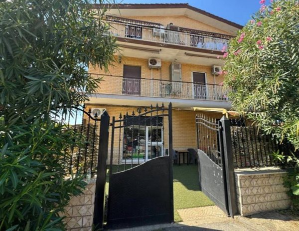 locale commerciale in vendita a Roma in zona Finocchio