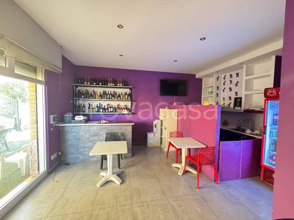 negozio in vendita a Roma in zona Finocchio