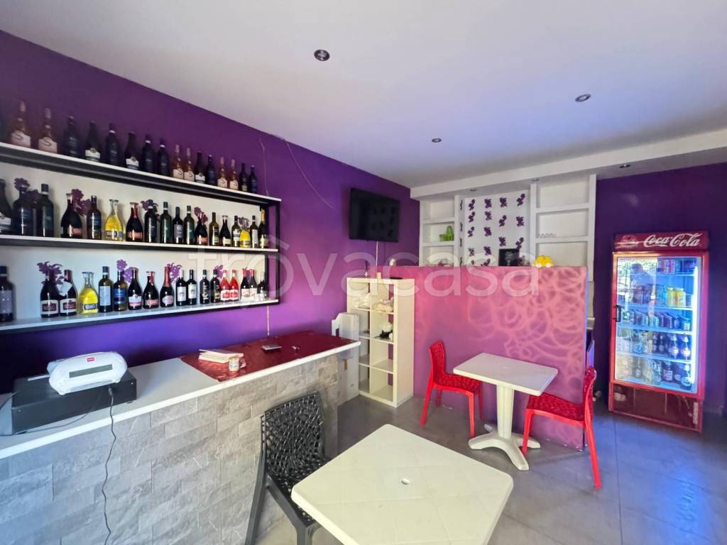 negozio in vendita a Roma in zona Finocchio