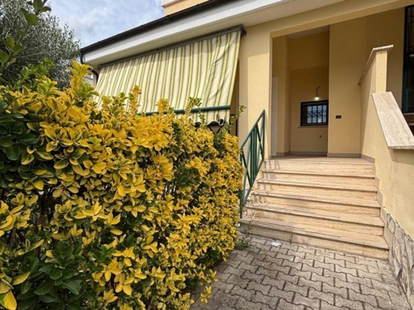 casa indipendente in vendita a Roma in zona Lunghezza
