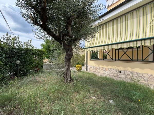 casa indipendente in vendita a Roma in zona Lunghezza