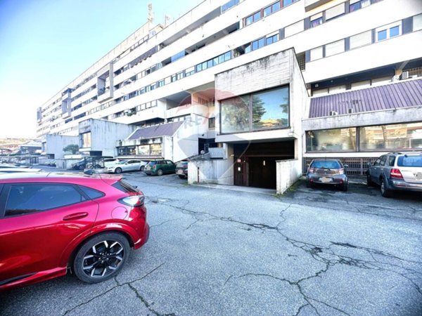locale commerciale in vendita a Roma in zona Spinaceto