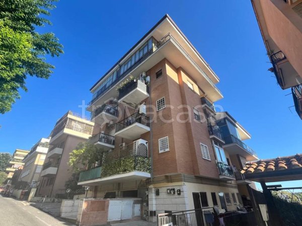 appartamento in vendita a Roma in zona Tomba di Nerone