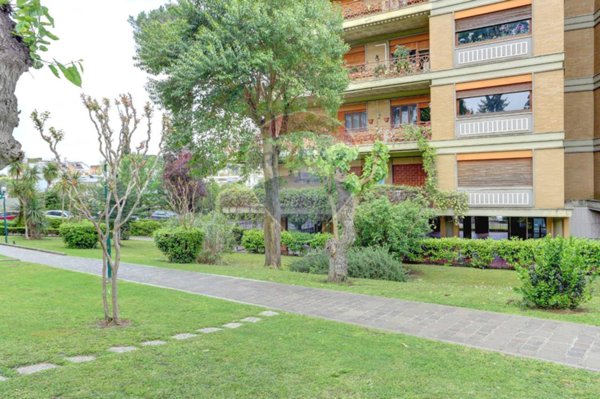 appartamento in vendita a Roma in zona Tomba di Nerone