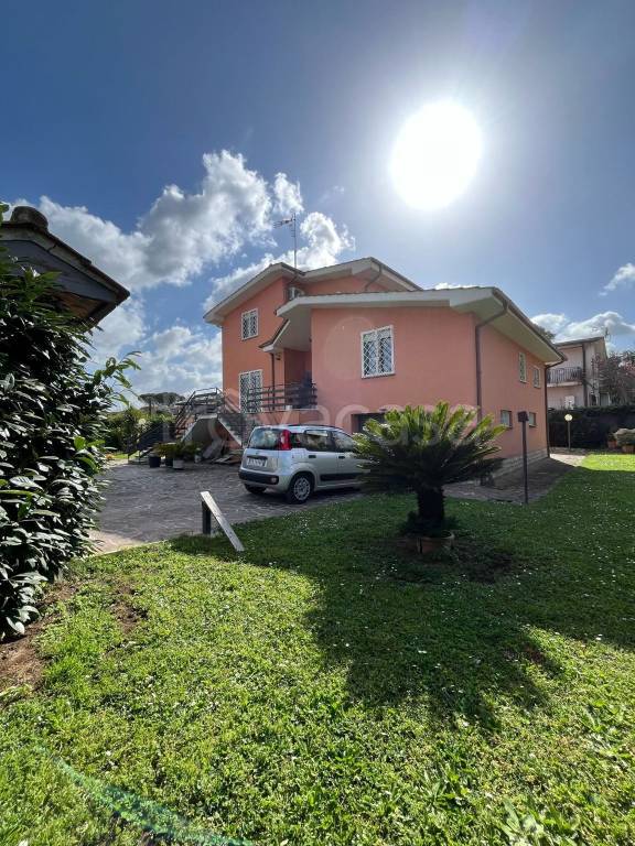 casa indipendente in vendita a Roma in zona Valle Muricana