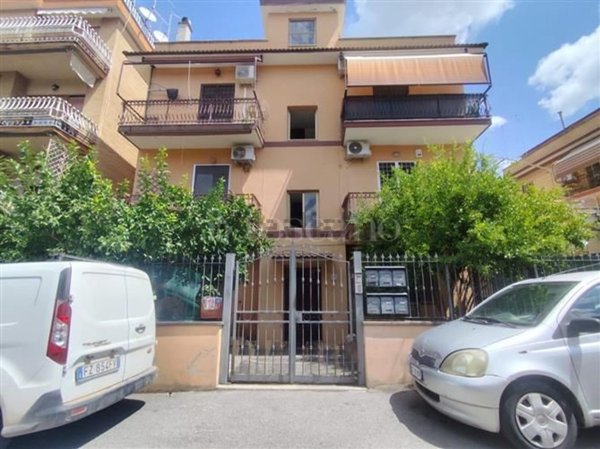 appartamento in vendita a Roma in zona Tor de' Cenci