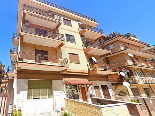 appartamento in vendita a Roma in zona Torre Angela