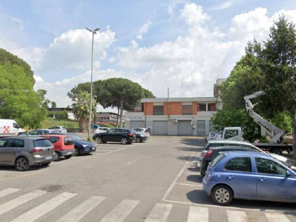 negozio in vendita a Roma in zona Torre Angela