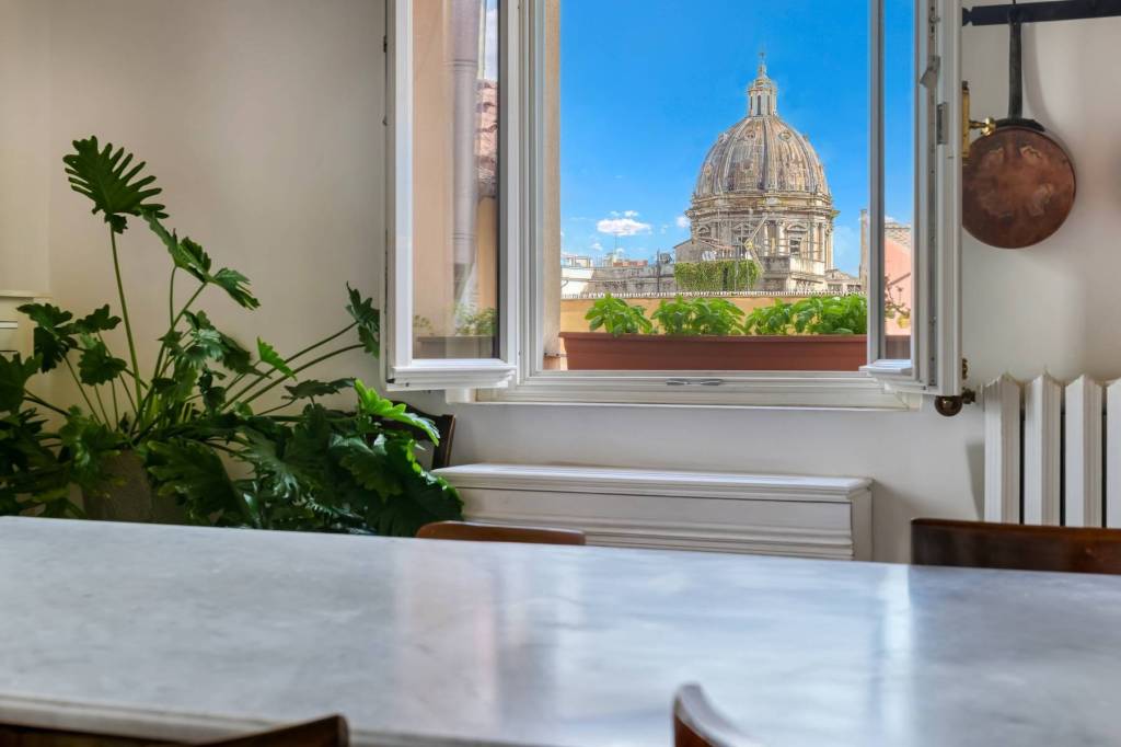 appartamento in vendita a Roma in zona Rione Regola