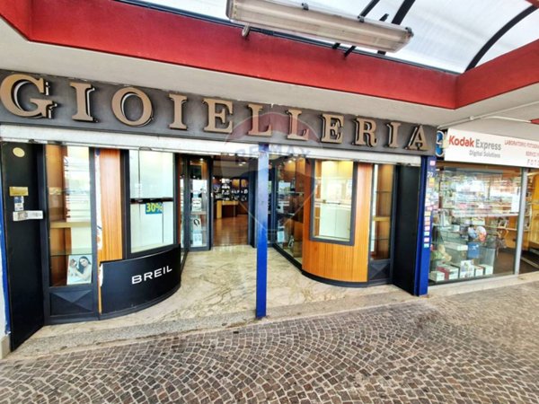 negozio in vendita a Roma in zona Ponte di Nona
