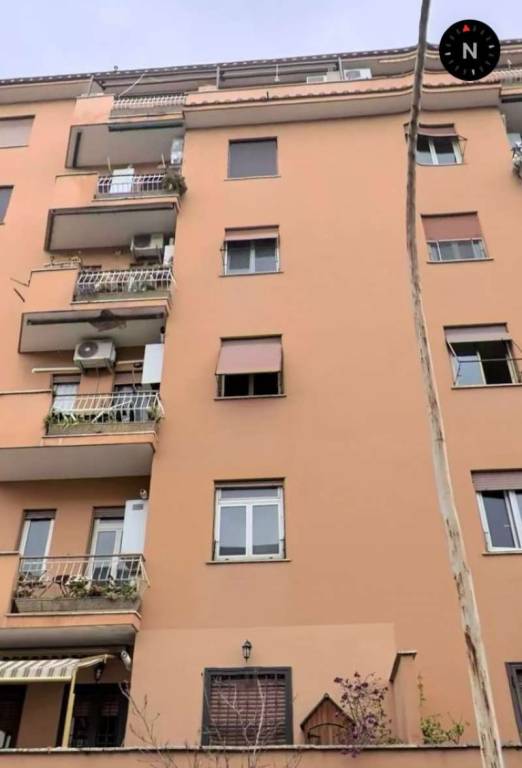 appartamento in vendita a Roma in zona Ostiense