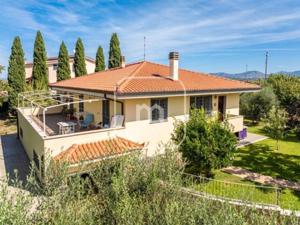 casa indipendente in vendita a Roma in zona Finocchio