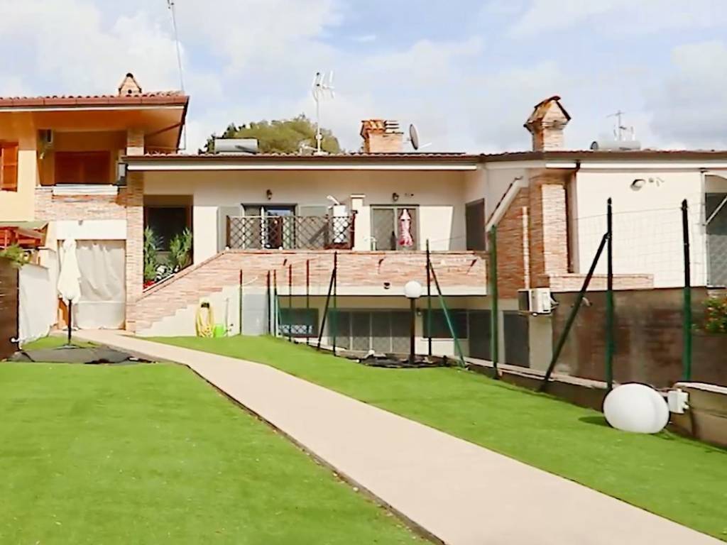 casa indipendente in vendita a Roma in zona Axa