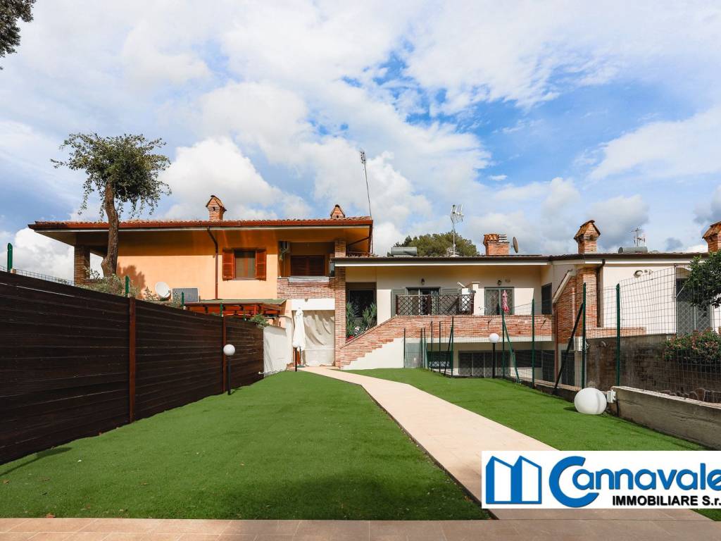casa indipendente in vendita a Roma in zona Casal Palocco