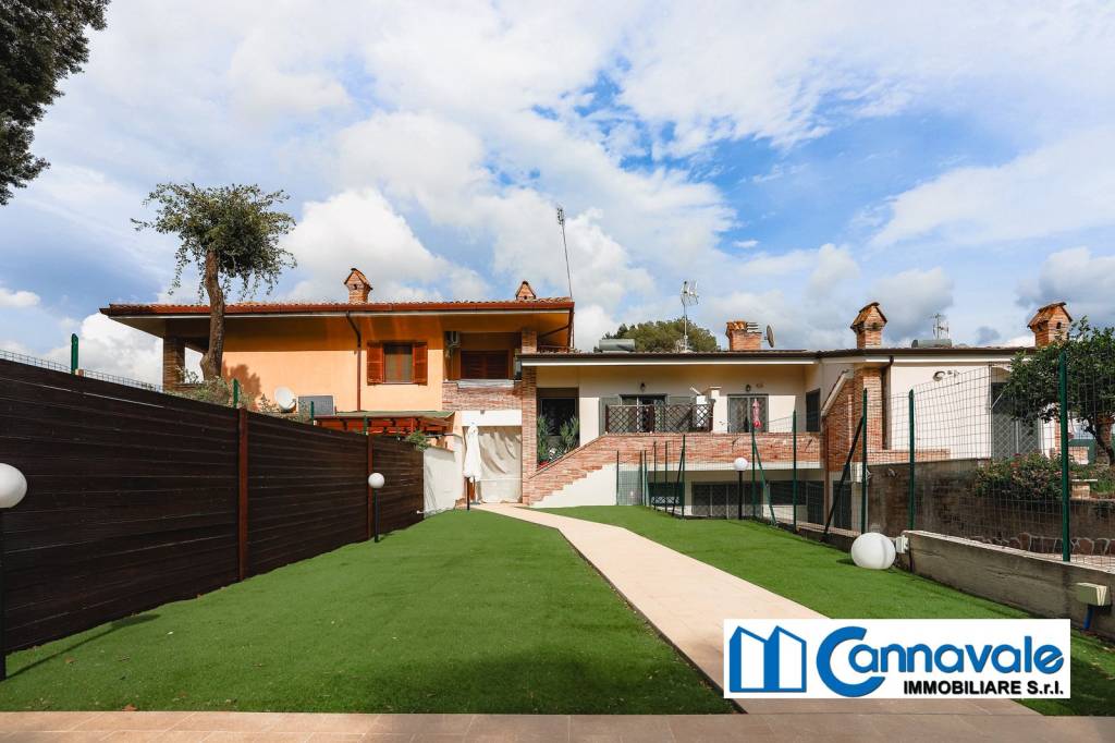 casa indipendente in vendita a Roma in zona Casal Palocco