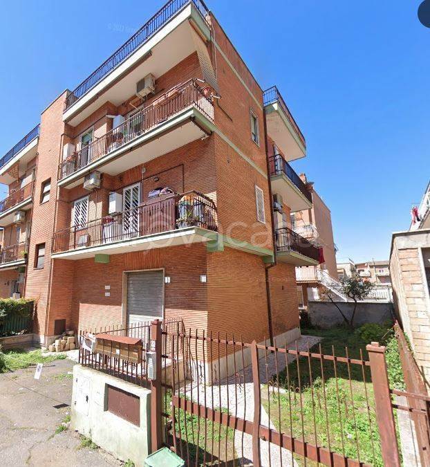 appartamento in vendita a Roma in zona Torre Angela