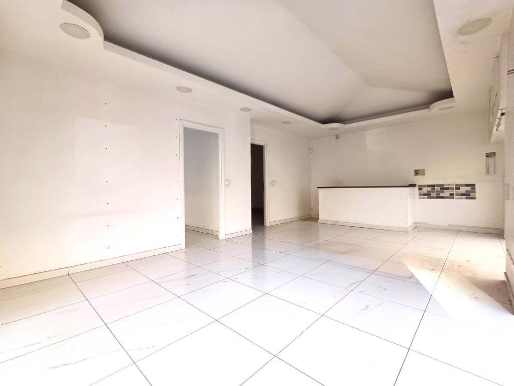 negozio in vendita a Roma in zona Appio Latino