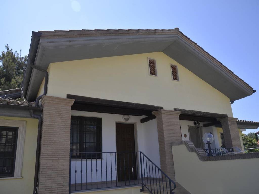 casa indipendente in vendita a Roma in zona Infernetto