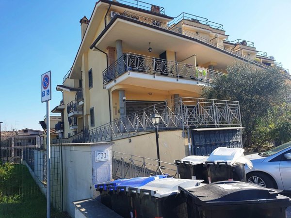 appartamento in vendita a Roma in zona Valle Muricana